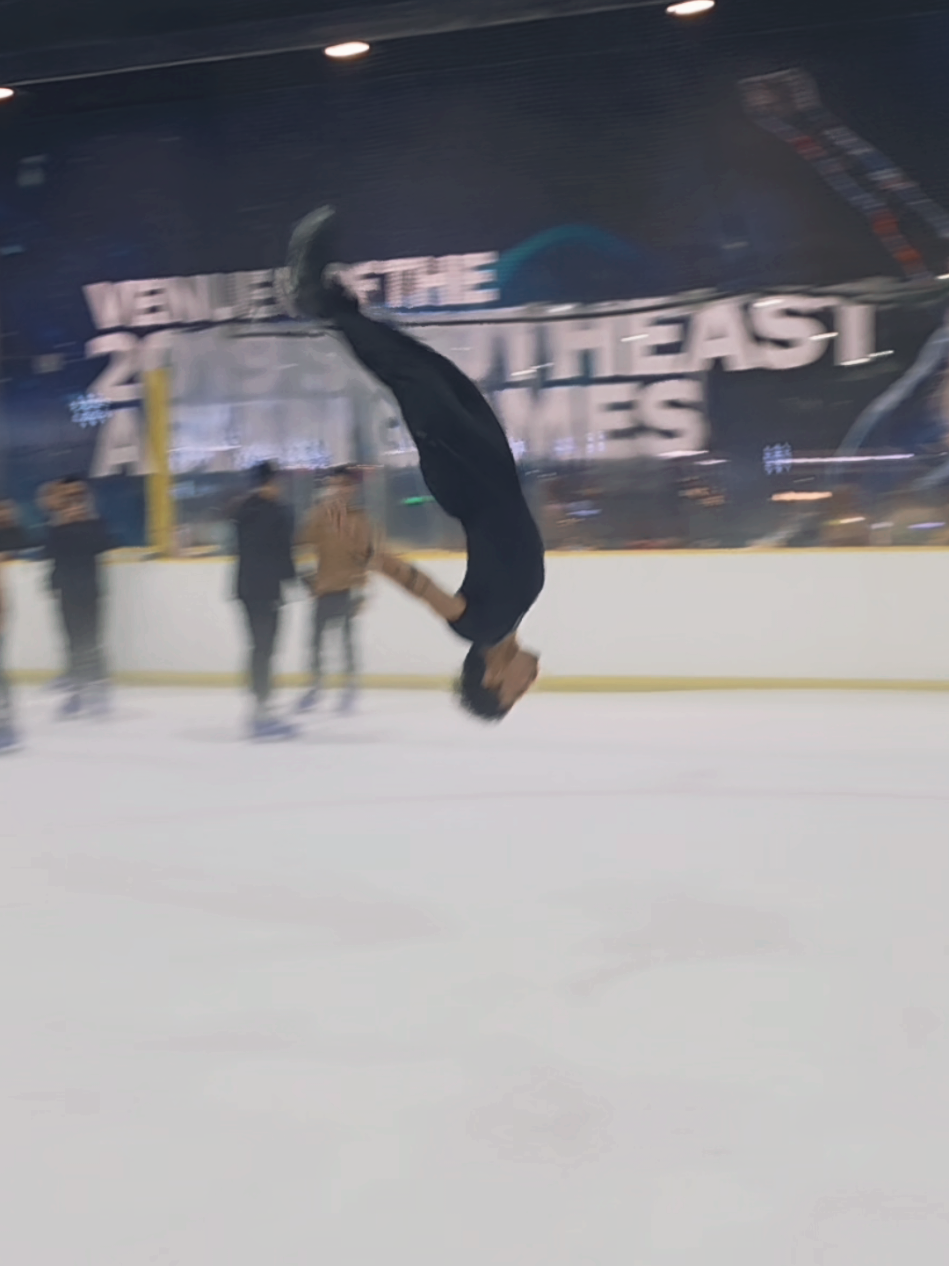 Don't try this. Welcome back home to our Pinoy pride in Disney on Ice 🇵🇭 #IceSkating #filipino #sports #figureskating 