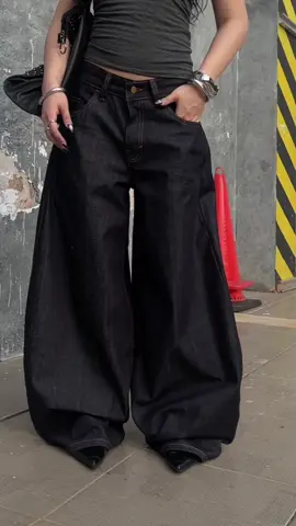 Barrel Pants❤️‍🔥❤️‍🔥 #StreetStyle #streetwear #styling #fashionstreet #barrelpants #baggypants #genz #tanktop #fashioninspo #y2k