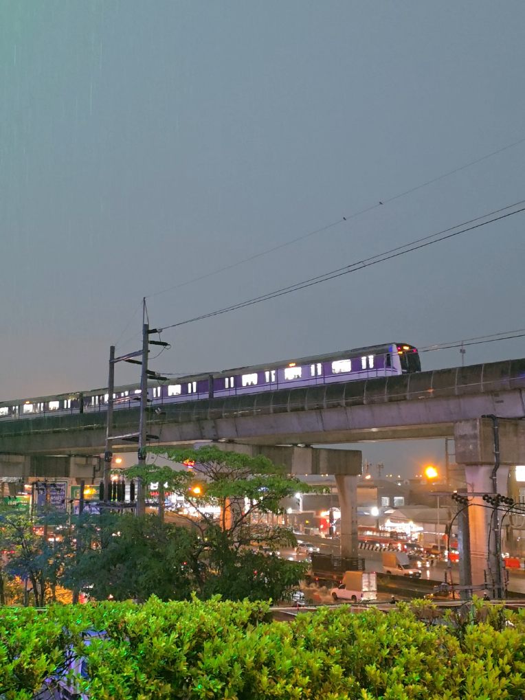รถไฟฟ้าสายสีม่วง ผ่านหน้าห้างเซ็นทรัล​เวสต์​เกต​ บางใหญ่ ​นนทบุรี #sunnyontour​
