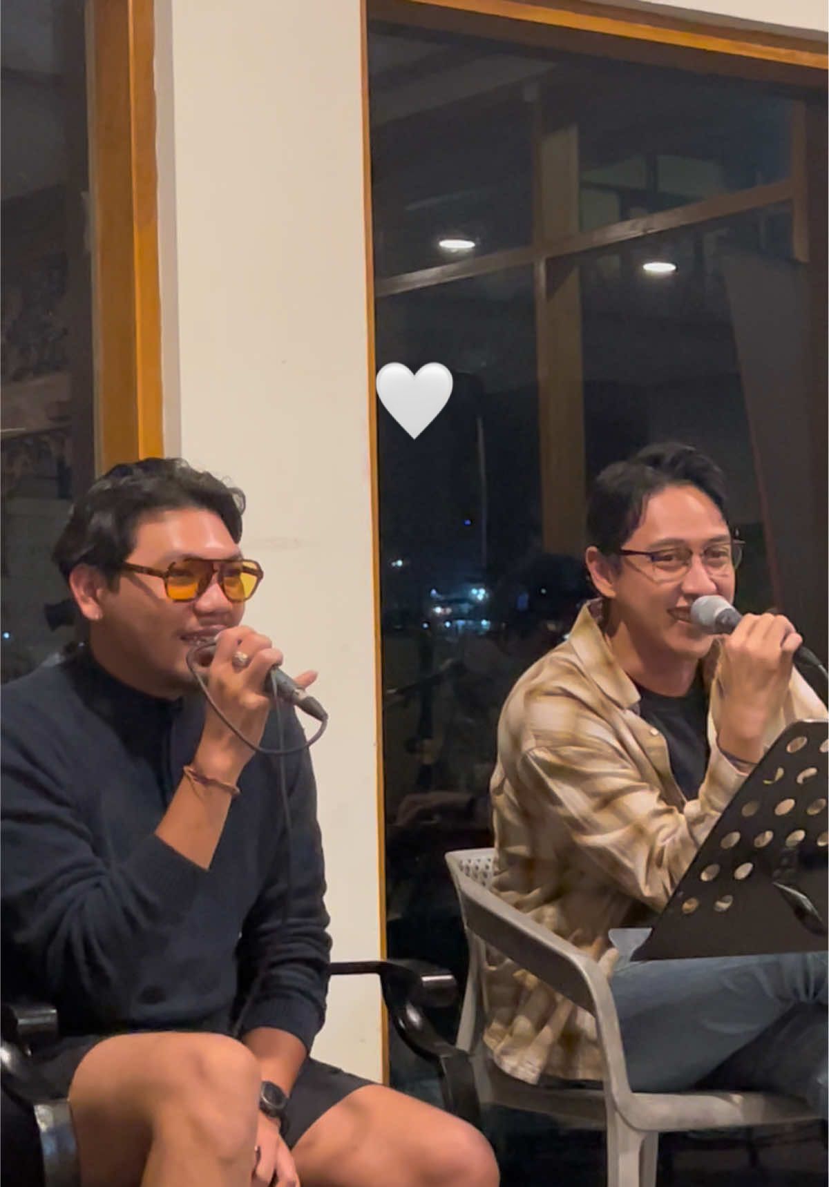 Mereka nyanyi sambil duduk loh😭 mana penghayatan nya juara banget🥹 Biarlah tanpa cinta cuma dilagu yovie&nuno kalo kisah aku dan kamu pasti ada cinta (sebenernya tanpa cinta juga sih)❤️‍🩹 Kangen maximal😭😭😭 ketemu tanggal 17 ya sayang2ku🫶🏻 #fyp #yovieandnuno #adhyrayudhi #chicoandreas 