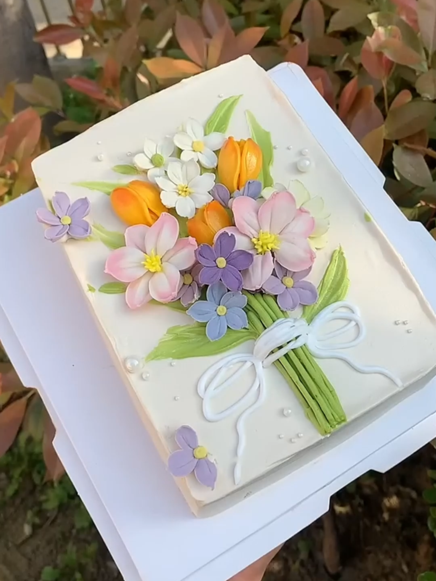 Un ramillete de flores decorando este pastel hermoso #cakedesigner #cakedesign #cake #cakeartist #decoraciondepasteles #pastel #cumpleaños #bolo #pasteles #birthday #crema #flores #fiesta #flowers #tulipanes #rosas