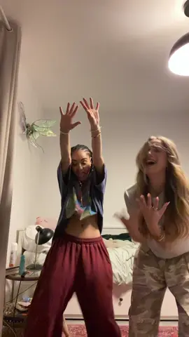 Moi et ma @colineecm  Les meilleurs soirées pyjamas  🕺💃👯‍♀️🫶🏽 #fyp #pourtoi #fleursfanées #dansktiktok #lescandies 