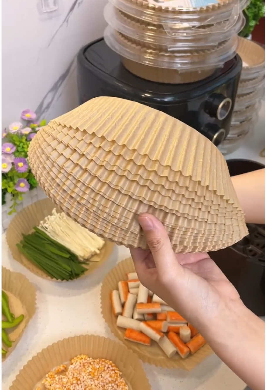 For those who have an air fryer at horne, this special paper for air fryers is really convenient! #Airfryer  #Delicaciesmadeinanairfryer #TikTokShopspringglowup #Spotlightfinds #fyp