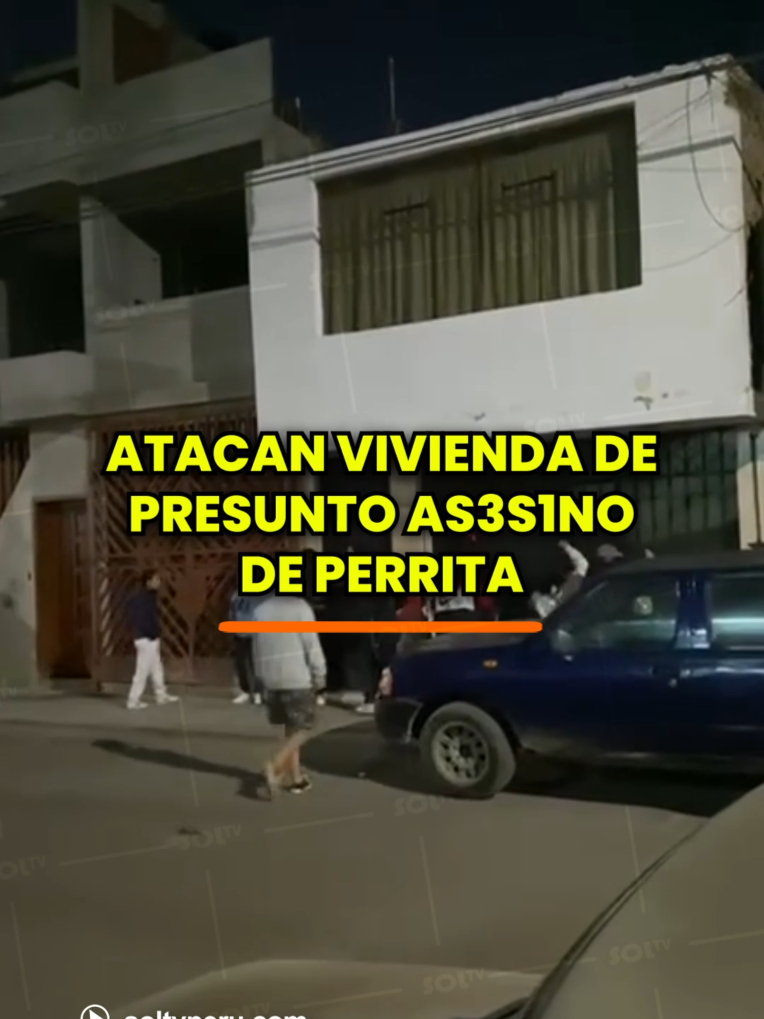 #Trujillo | 😡🐶 ¡INDIGNACIÓN TOTAL! Varios ciudadanos realizaron una protesta en exteriores de vivienda de presunto as3s1no de perrita. Con gran indignación por este terrible hecho, atacaron a piedrazos el frontis de la vivienda del implicado. Tras estos hechos suscitados se hizo presente en la zona la PNP, quienes resguardaron la vivienda del agresor. #soltv #noticias