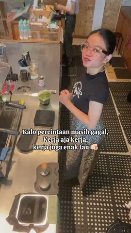 Kerja sampe aslam naik 😚 #coffee #coffeetiktok #barista #baristalife #outfitcheck #fypage 