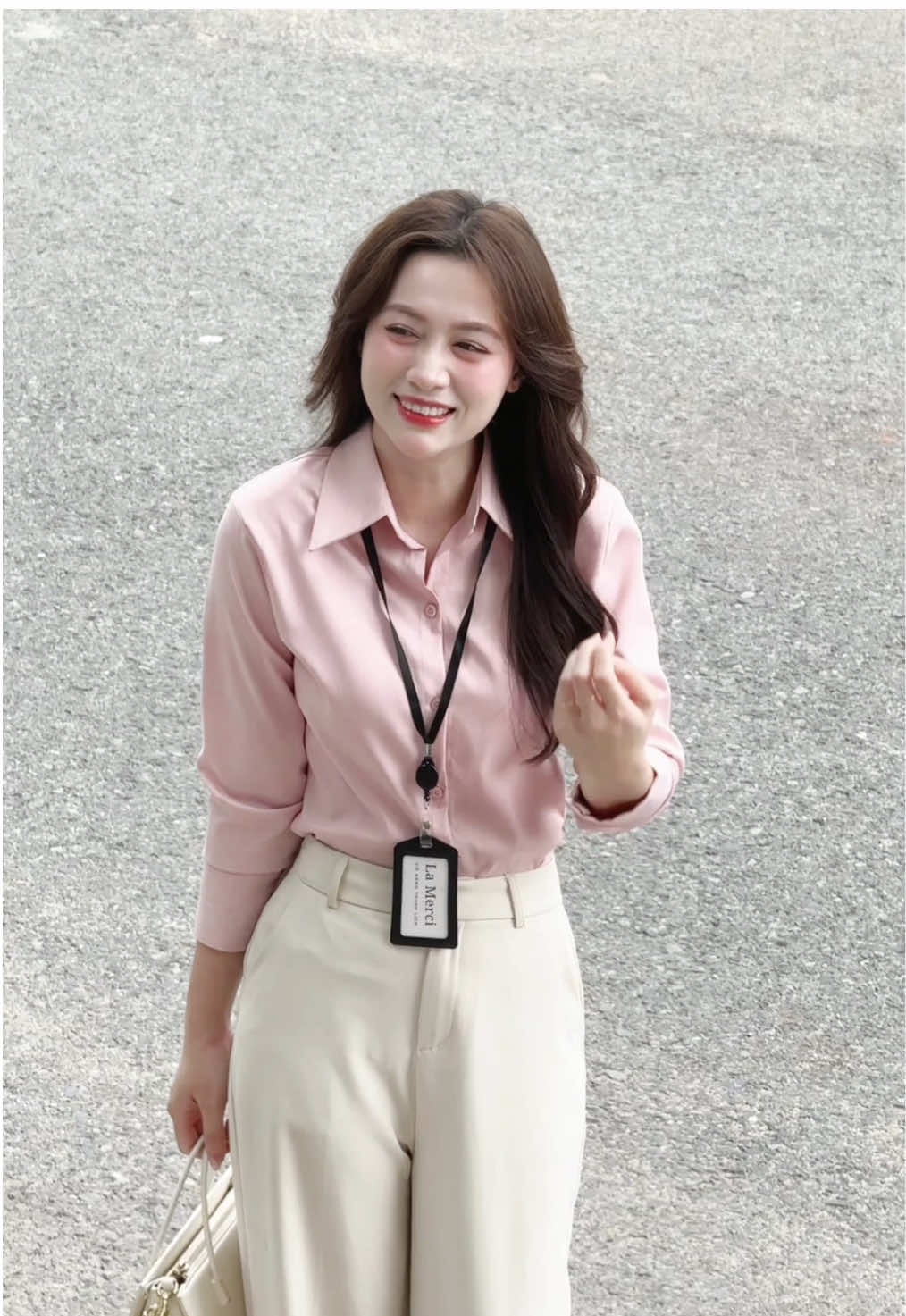 Eo ui áo sơ mi màu hồng này đẹp dã man luôn í. Mọi người vào livetream ngay và luôn nhé ạ #khanhnguyen0723 #macdepmoingay #homnaymacgi #xuhuong #fashiontiktok #sominu 