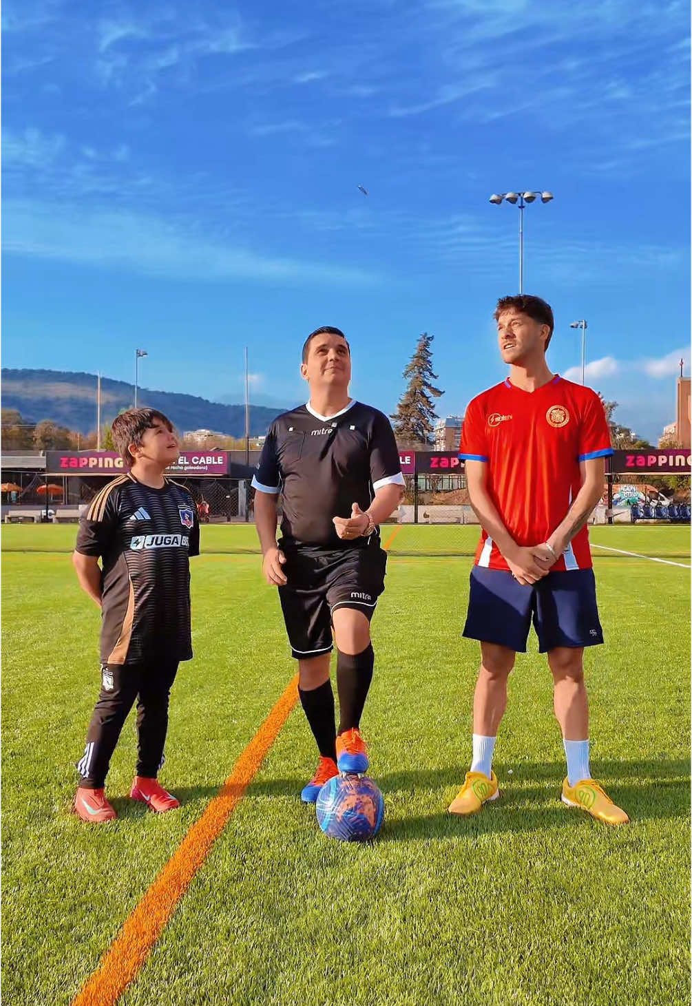 Vivir el fútbol y el deporte en general, es parte fundamental para mantener tu mente al 100%. lo que es yo, vivo arbitrando a mis Amigos y empresas 🤣, obvio, con el apoyo siempre de los amigos del deporte  @100% Fútbol y @Ariel Osses Pye 