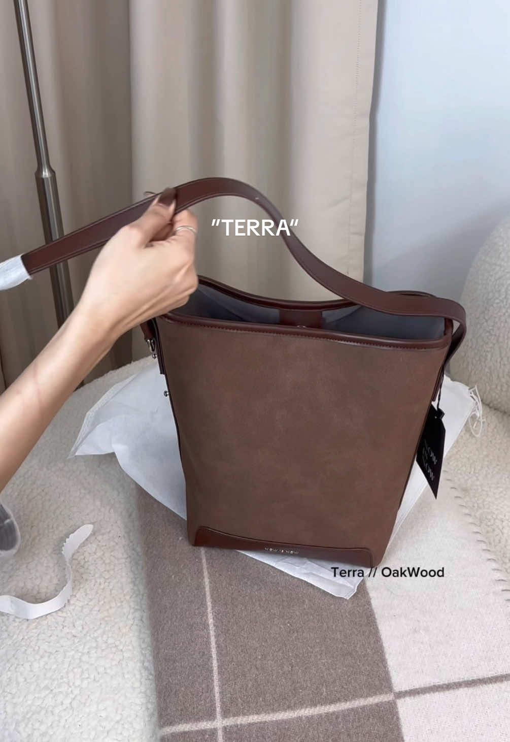“TERRA” Available in:  MidnightBlack / OakWood / SandStone Material: Suede & PU Leather Size: 28 x 19 x 14.5 cm