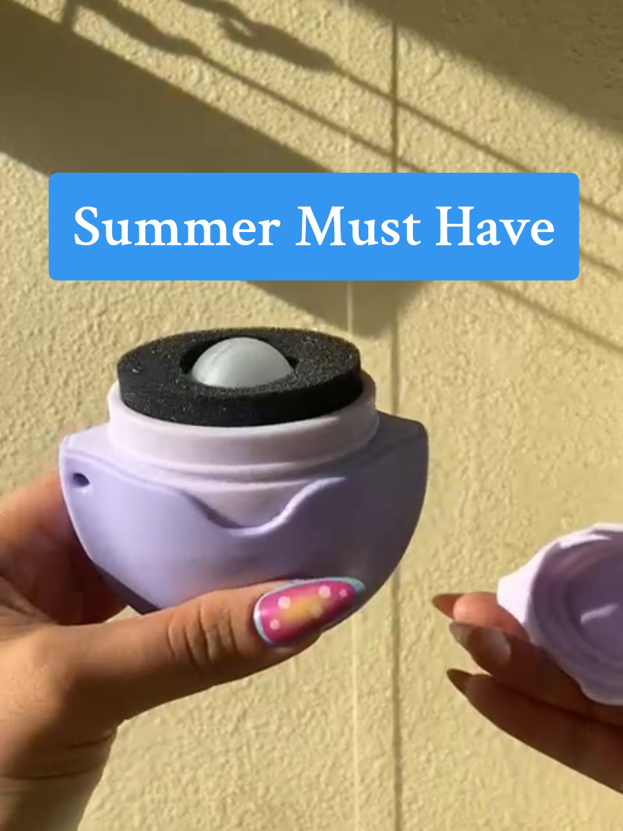 Say goodbye to messy sunscreen hands! This soft silicone applicator glides sunscreen on evenly without the mess. Great for beach days, kids, or your daily skincare routine. Easy to clean, travel-friendly, and super gentle on skin! #creatorsearchinsights #summermusthaves #must have #sunscreenapplicator #suncare #sunscreen 