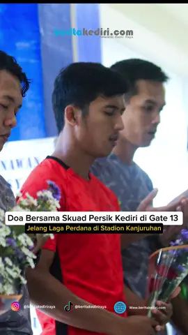 Skuad Persik Kediri mengawali laga pekan ke-32 BRI Liga 1 dengan doa bersama di Gate 13 Stadion Kanjuruhan, Malang. Momen haru ini jadi bentuk penghormatan sekaligus pengingat akan tragedi yang pernah terjadi. Laga kontra Arema FC kali ini menjadi pertandingan pertama yang digelar di Kanjuruhan. Semoga berjalan aman dan lancar. #beritakediriraya #fypage #fypkediri #berita #kediri24jam #beritaterkini #beritaterbaru  #PersikKediri #LIGA1 #DoaBersama #Kanjuruhan #AremaFCvsPersik