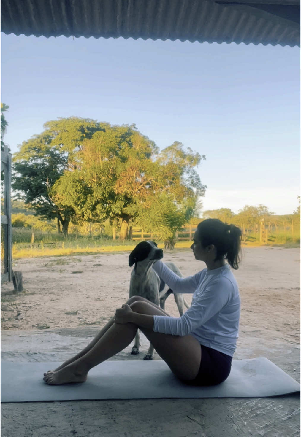 Em meio ao silêncio da natureza, movimento e conexão. A alma respira mais fundo quando o corpo encontra paz.#fyp #fly 