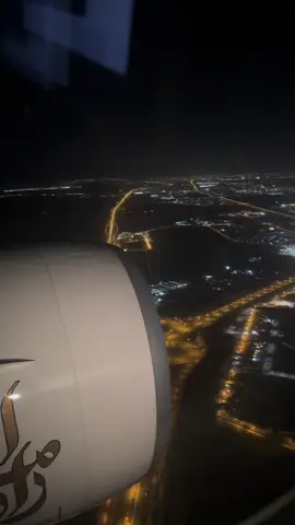 #dubai #dxb #dubaiinternationalairport #dubaicity #emiratesairlines #emirates #boeing #b777300er #aircraft #ek #flight #night #landing #dubaitravel #aviation #foryoupage #travel #worldwide #city #unfreezemyacount 