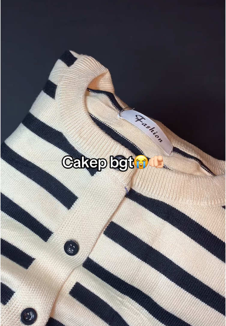 Atasan wanita garis2#fyp #atasanwanita #atasangarisgaris #bajugaris #bajugarisgaris #kardigan #kardiganrajut @yyfashionofficialshop 
