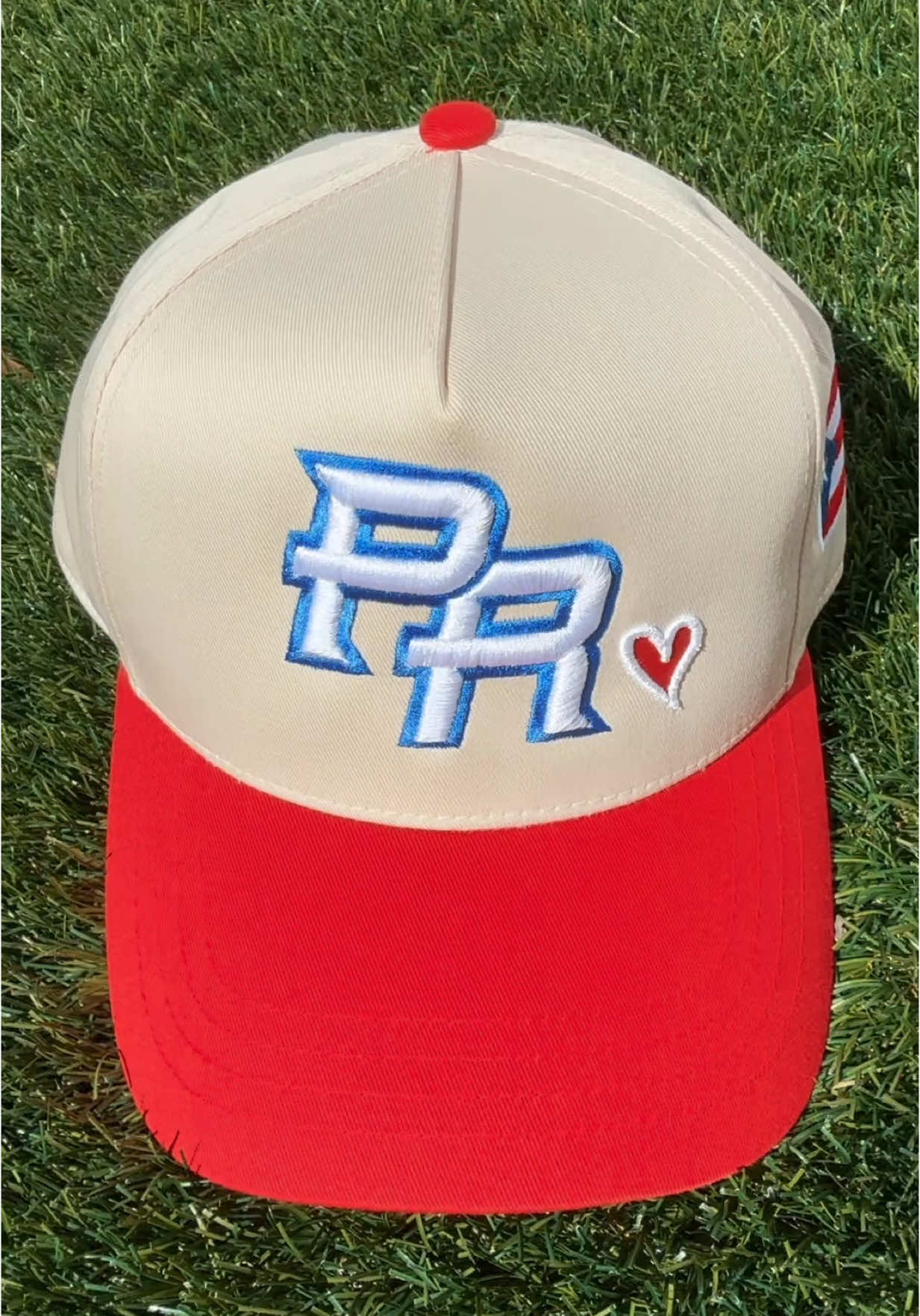 Dicen que si usas esta gorra, te sale el acento boricua solito. 🇵🇷 Gorras Disponibles en nuestro Tiktok Shop #TiktokShop #latinosfactory #SmallBusiness #SupportSmallBusiness #headwear #boricua #puertorico #puertorico🇵🇷 #puertorican 