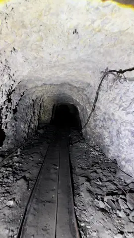 Blckdiamond mining tunnel #blackdiamond #treasure #mining #treasurecave #goldminingcave #goldingunnel #diamondmining #golddigging 