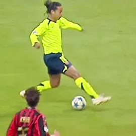Ronaldinho magic🇧🇷#fyp #fypシ #foryoupage #ronaldinho #ronaldinhogaucho #skills #footballtiktok #soccertiktok #viral #futebol #calcio #Soccer #viralvideo 