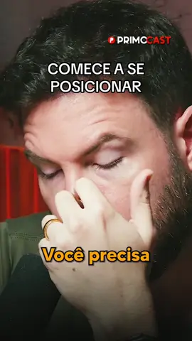 O vazio que tantos homens modernos experimentam não é acidental – é o resultado direto da indecisão crônica. Em uma era de possibilidades infinitas, fracassamos em compreender que a verdadeira liberdade não está nas opções ilimitadas, mas na coragem de escolher deliberadamente um caminho e percorrê-lo com todas as suas imperfeições. Decisões definem destinos. Esta não é apenas uma frase de efeito, mas a manifestação concreta da ordem emergindo do caos. O homem que aguarda passivamente por conselhos, que acumula conhecimento sem aplicação, que busca segurança nas análises intermináveis – este homem permanece estagnado, sacrificando seu potencial no altar da certeza ilusória. Observe cuidadosamente: aqueles que avançam na vida raramente possuem certeza absoluta. O que possuem é a disposição para decidir, mesmo diante da possibilidade – ou melhor, da probabilidade – de errar. Cada decisão, acertada ou equivocada, representa movimento, a ruptura vital com a inércia que paralisa. O caos não é seu inimigo. Os momentos de crise, de desordem aparente, são precisamente os catalisadores essenciais para a transformação profunda. São convites para reflexão, aprendizado e, mais importante, para decisão. A verdadeira metamorfose exige humildade. Não há transformação sem o reconhecimento das próprias limitações. O homem que se recusa a se humilhar, que evita o desconforto do arrependimento, constrói para si uma prisão de estagnação disfarçada de dignidade. A humilhação autêntica não é autodepreciação, mas o reconhecimento honesto da necessidade de mudança. Posicione-se. Seja intencional. Decida enfrentar o que foi perdido – principalmente a capacidade de moldar ativamente seu destino. Sua vida depende não das circunstâncias que enfrenta, mas da postura decisiva com que as encara. O caos espera por você. A questão é: você terá a coragem de decidir transformá-lo em ordem? Comente “374” para receber o link do trecho completo! . #oprimorico #thiagonigro #primocast #podcast #rodrigosilva #jesus #thechosen #deus #jacksonmarques 
