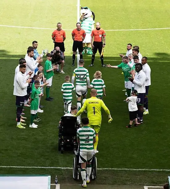 Guard of honour for the Champions 🏆  Debut for young Sean Mcardle 👏  Nicolas Kühn and Adam Idah amongst the goals ⚽️ Kasper back between the sticks 🧤 Man of the match performance from Reo 🌟  106 goals equals the invincibles season total 🔥#fyp#celtictiktok