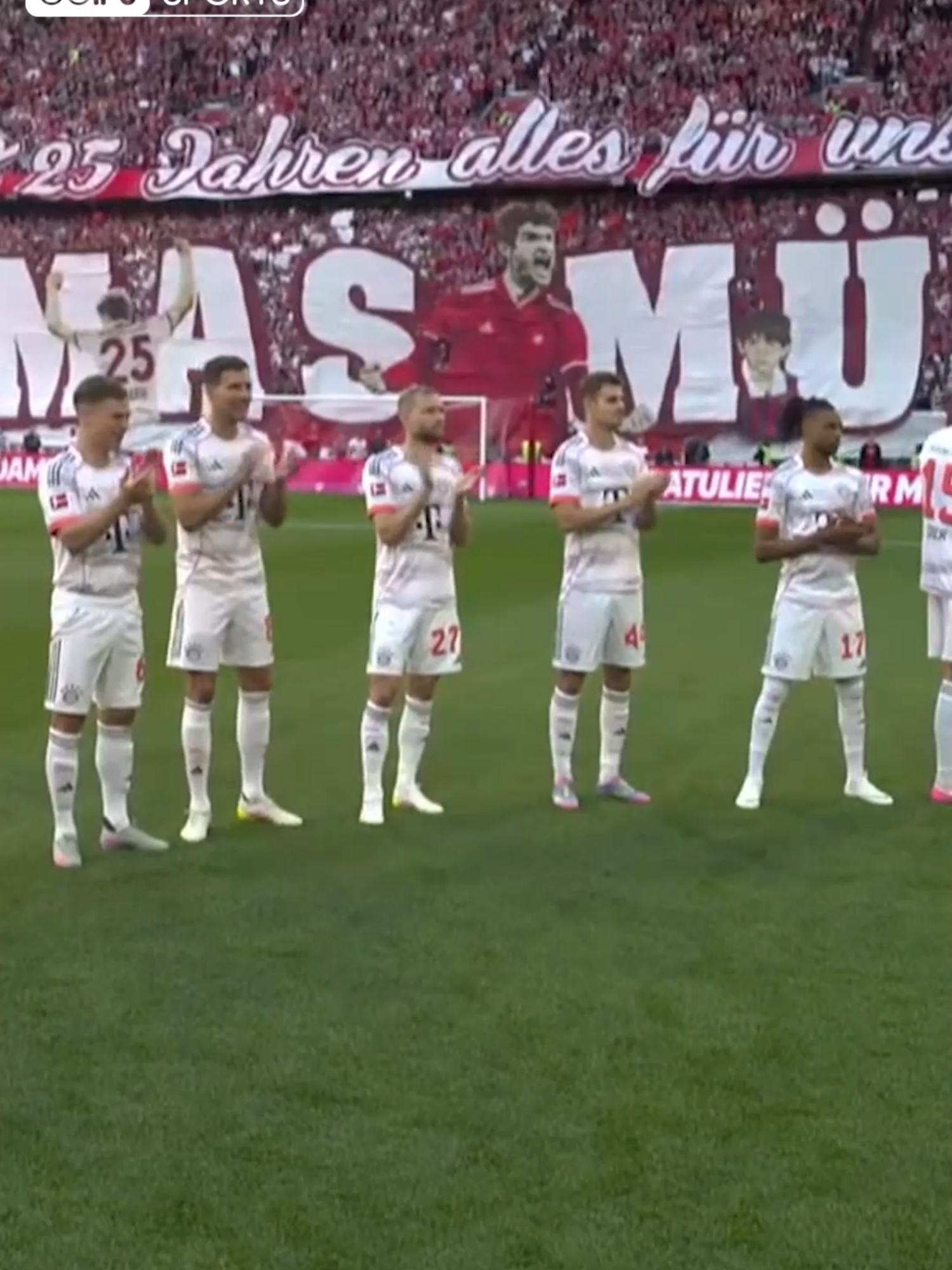 🏟️🙌 Le vibrant hommage de l'Allianz Arena et du Bayern Münich pour Thomas Müller !! #Football #Foot #Bayern #BayerMunich #Muller #Sport #SportsTikTok