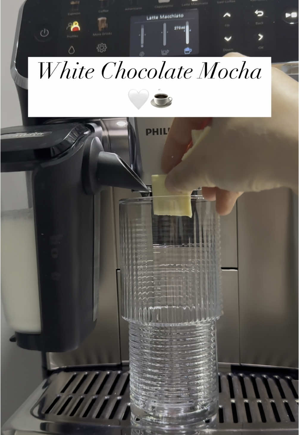 White Chocolote Mocha sevenler böyle deneyebilirsiniz 🤌🏻 •Latte Macchiato yapmadan bardağa 4-5 kare çikolata atalım.  Kahve çekirdek yoğunluğunu son seviye yapalım. Ekstra shott olmayacak. Kahve seviyesi 80 ml, süt köpüğünü 270 ml yaptım.  •Hepsi bu kadar deneyenlere afiyet olsun 🤤  •Ben biraz çikolatayı az koymuşum siz 4-5-6 kare beyaz çikolata ekleyerek yapabilirsiniz. Tamamen size kalmış. 🫠 • • • • #kahve #kahvesunumları #whitechocolatemocha #mocha #latte #lattemacchiato   #fypシ #reklamdeğil #fyp #fypppppppppppppppppppppppppppppppppppppppppppppppppppppppppppppppppppppp #fypシ❤️💞❤️ #viral #philips #philipslattego #philipslattego5500 #philipslattego5400 #philipslattegotemizliği #chocolate #Home #homebaker #homemade #homestyle #tiktok #tiktokviral #tiktoknews #tiktoktürkiye 