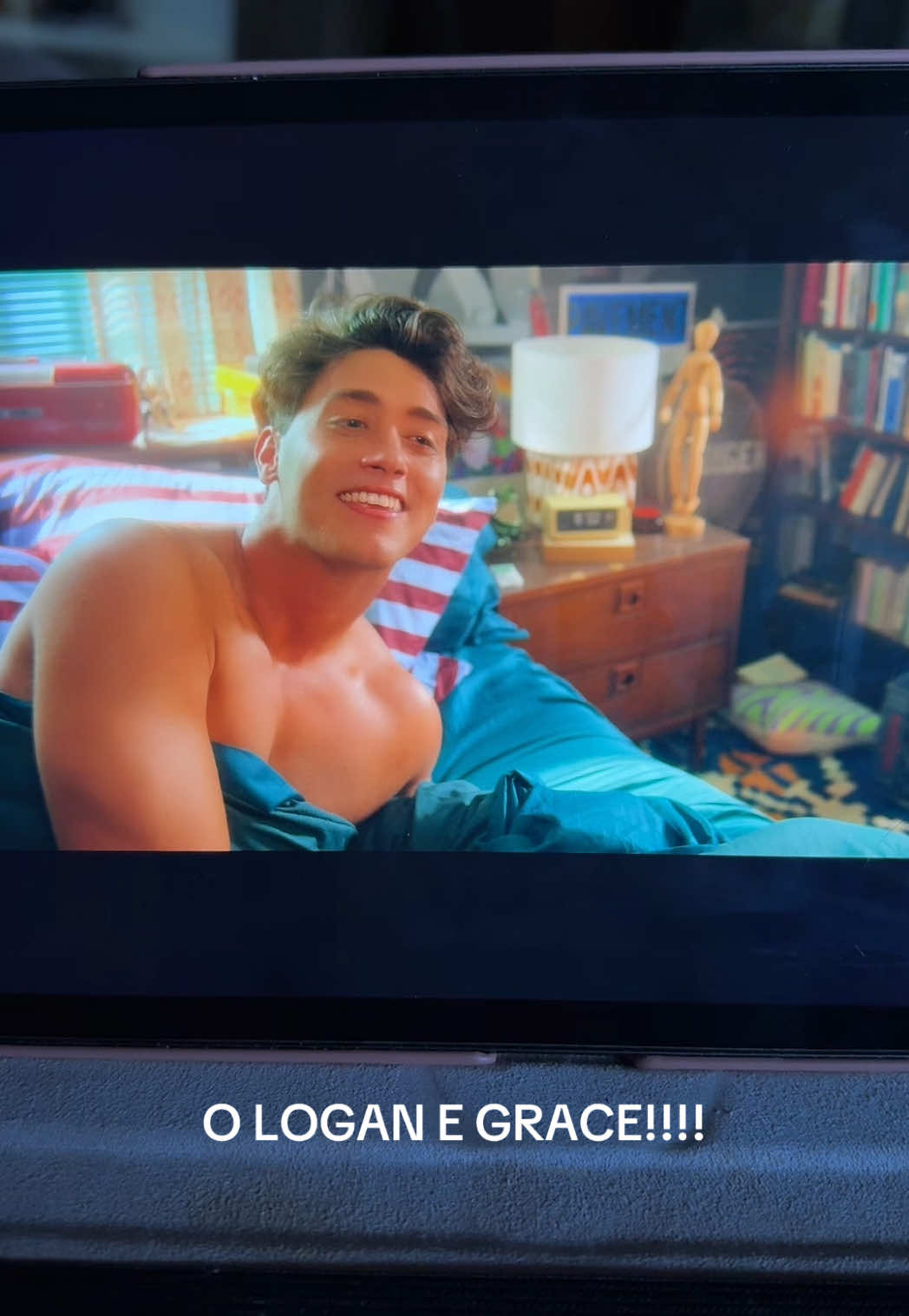 O Antonio Cipriano já está acostumado a fazer um homem caidinho por sua mulher!  #offcampus #johnlogan #garrettgraham #hannahwells #ellekennedy 