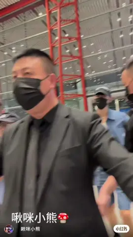 Simon Gong Jun (龚俊) is attending  the Cannes Film Festival.  At airport leaving Thanks fo all the Resnote fams that video Jun. #GongJunCannes2025 #GongJunLorealParis #LorealParisCannes #CannesFilmFestival #gongjun #龚俊#SimonGong #龚俊Simon   #공준 #ゴンジュン #กงจวิ้น #cungtuấn