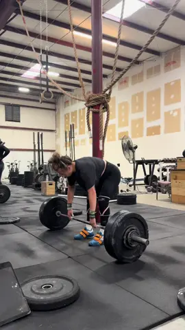 haven’t even attempted this weight since probably 2019 because I’ve basically been pregnant, postpartum, and breastfeeding since 2020 😂🖤 I wasn’t planning on slinging this up the other day, but here we are! And the cool thing is, it was way more solid than it was years ago. No lifting belt, no big hype up.  My body may look way different, but she’s as strong as ever!!!! #crossfit #crossfitmoms #momswholift #postpartum #postpartummotivation #postpartumbody #postpartumfitnessjourney #crossfitmama #olympicweightlifting #olymomlife