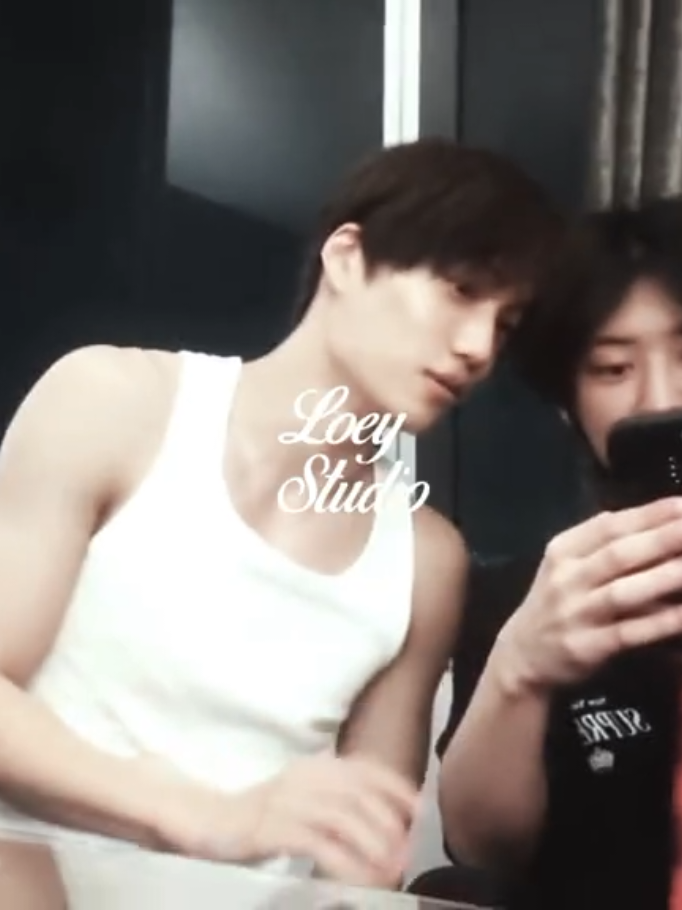 I wasn't going to edit it because of the quality but.....🧎🏽‍♀️ #chanyeol #chanyeoledit #jongin #chanyeolexo 