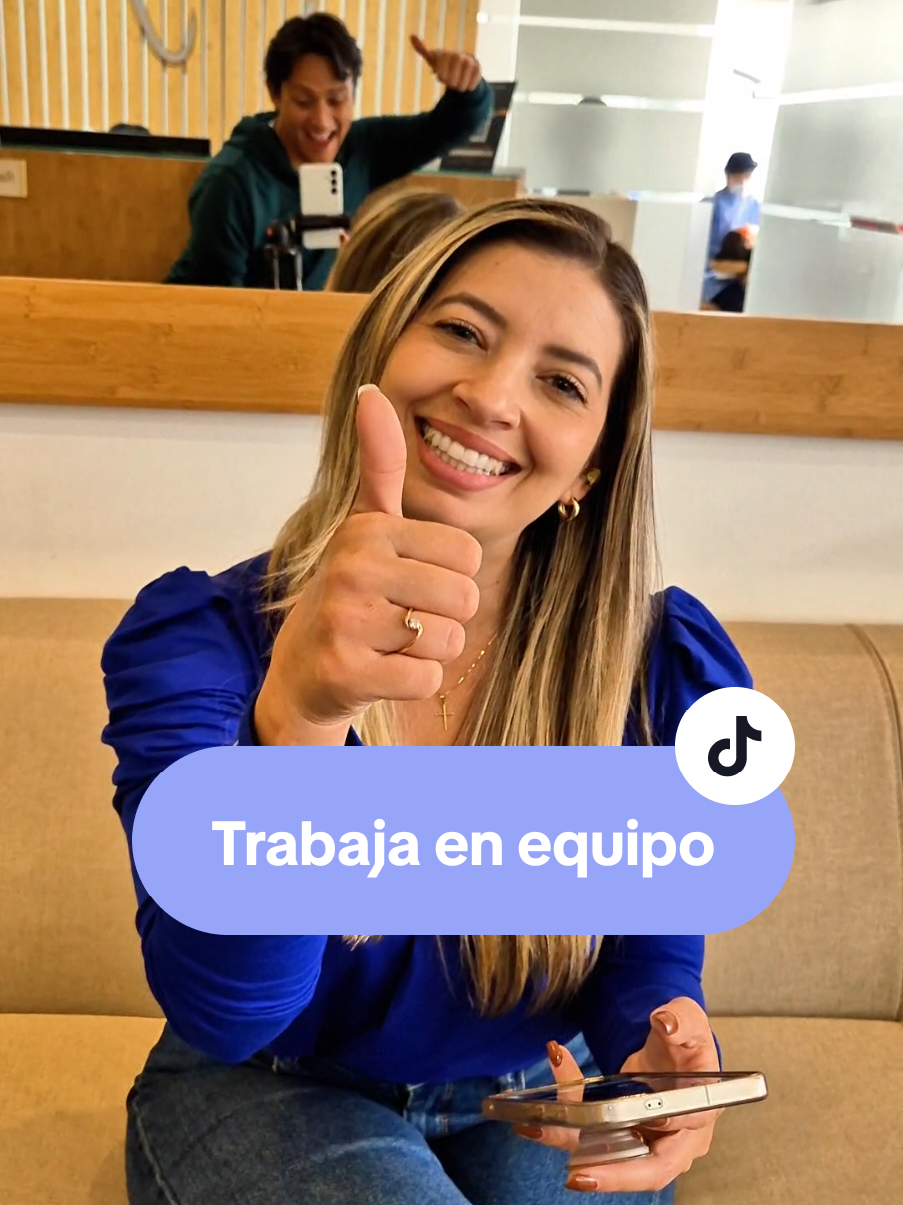 Las lineas base de la producción son fundamentales, definen el punto de arranque, puede que en principio no funcionen como un guión pero eso se irá perfeccionando y ajustando a tu modelo de trabajo y estilo.  Éstas fueron las nuestras: - Grabar reacciones de pacientes que recibían detalle del día de la madre - Captar una fotografía de cada una - Grabar entrevista con primera valoración  - Editar y publicar dos Stories y un reel  - Recopilar material para dos sports y por último; Listos para improvisar!