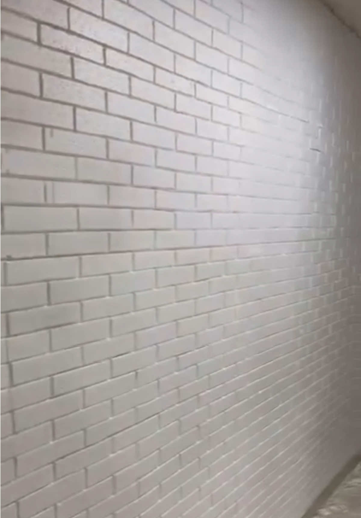 Revestimento com isopor e recortes em formato de bloquinho  #reforma #reformadecasa #gesso 