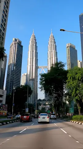 KL’s Crown Jewel – Petronas Twin Towers #PetronasTowers #KLCC #KualaLumpur #MalaysiaVibes #TravelTikTok #CityViews #TwinTowers 