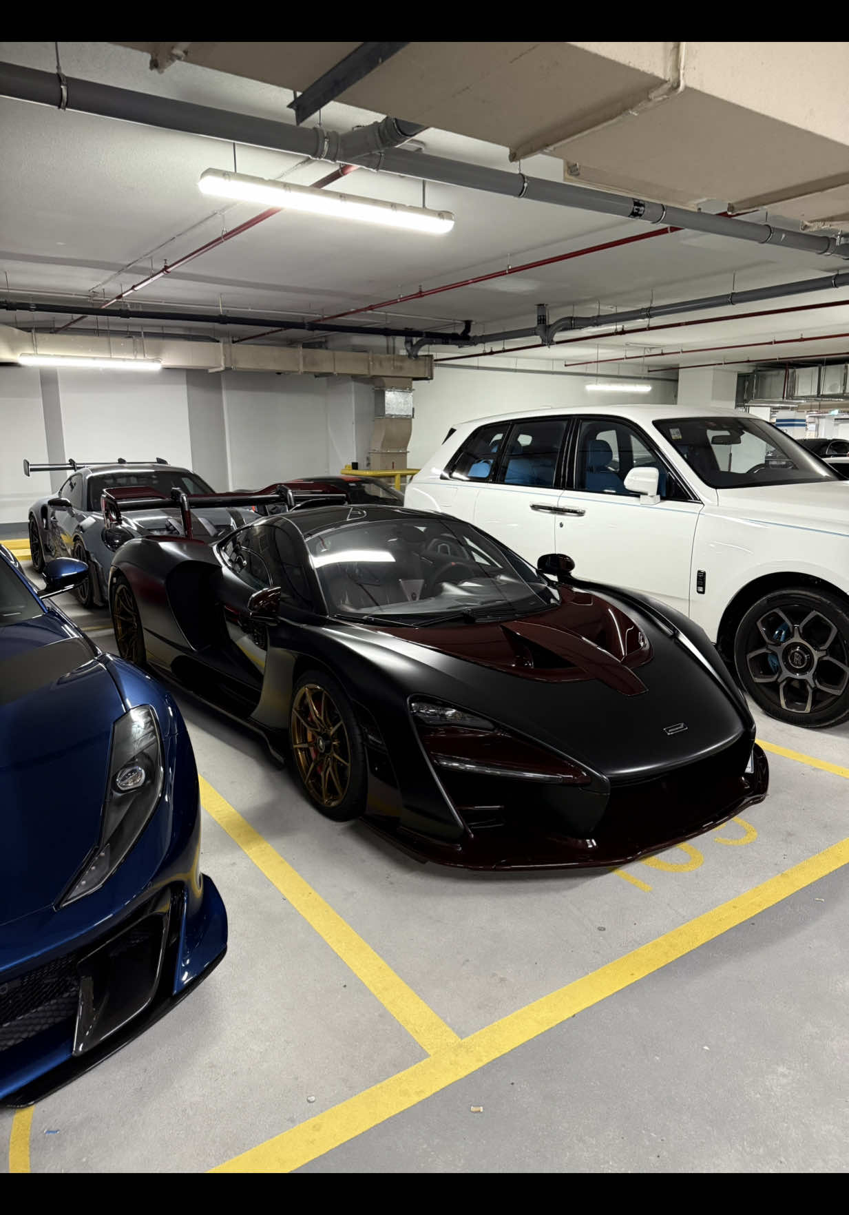 Red wine carbon #mclaren #mclarensenna #carspotting #dubaicars #dubai #garage #uae #caredit #underground 