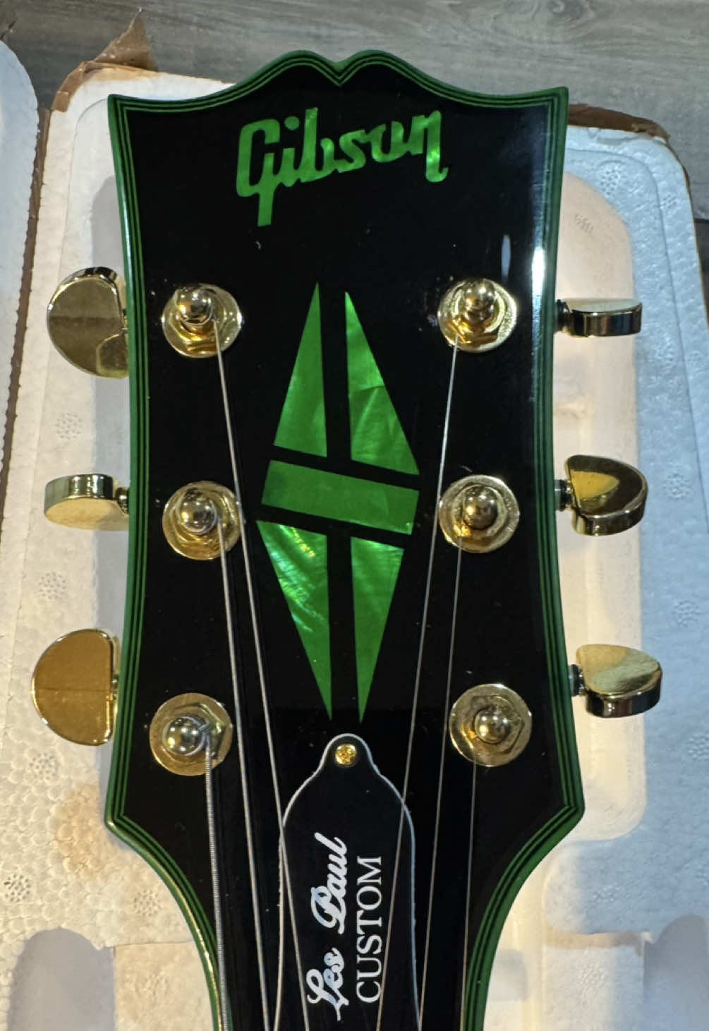 The Temu Gibson Les Paul Custom widow has arrived! Unboxing the Chibson. #nc #fyp #fypシ #fypage #guitar #rock #lespaul 