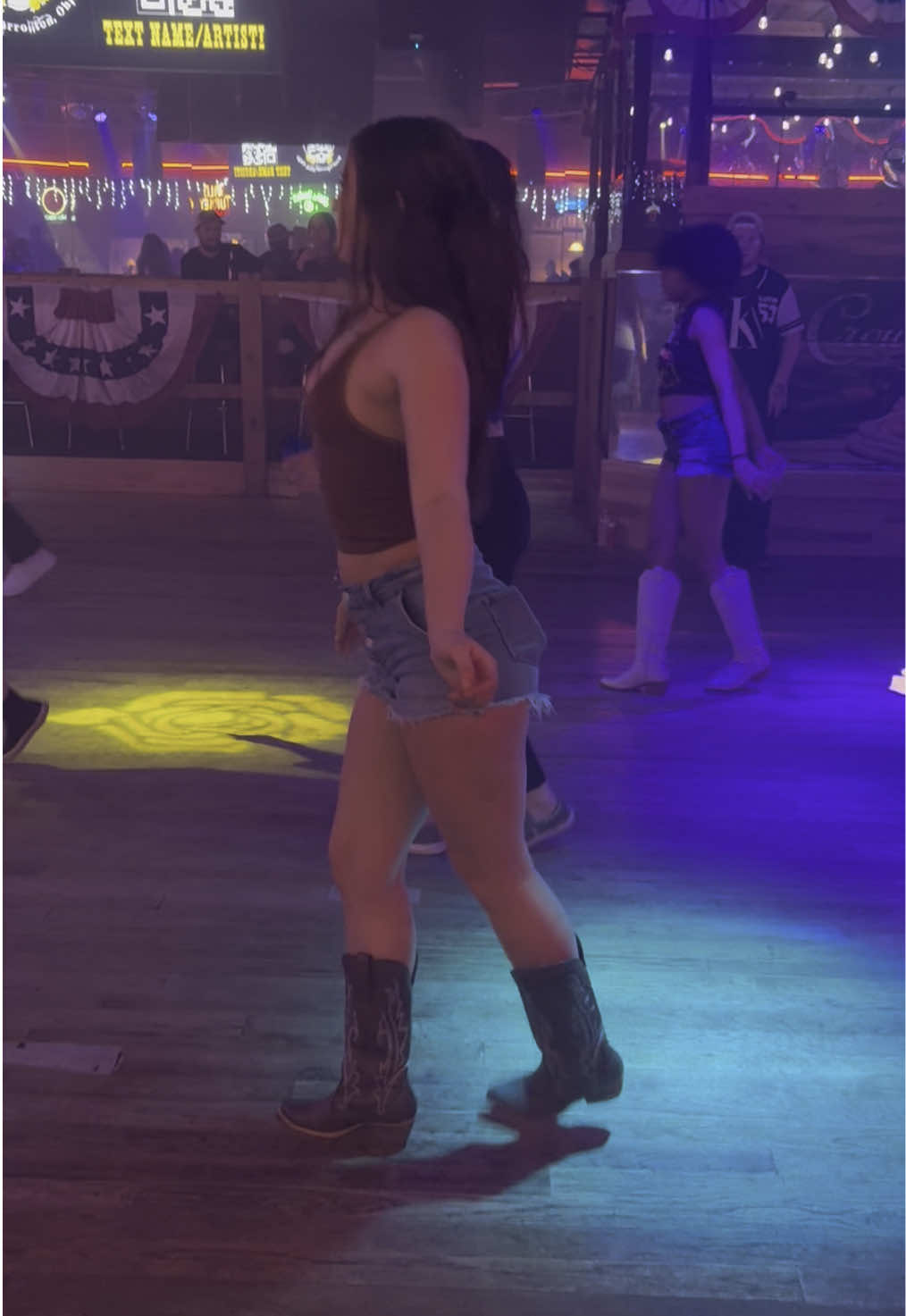 White girl got some a** 😉   @serenitdeeznuttz @tori_oxford   #yellowrosenightclub #linedance #ohio #fyp 