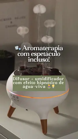 💧🐙 Show de luz, aroma e relaxamento! Esse difusor Jellyfish é puro charme! Ele solta uma névoa linda que parece água-viva, ilumina o ambiente com cores mágicas e ainda deixa o ar leve e perfumado. Tudo isso com controle remoto e timer automático! 🌬️ Névoa + aroma calmante 🌈 Luzes coloridas que mudam sozinhas 🕹️ Controle remoto = zero esforço 🕒 Timer inteligente de 4h ou 8h 🎁 Presente ideal para quem ama bem-estar 📌 Siga: @decorconceito para mais achadinhos de conforto! 🔗 Links na bio e nos comentários! #difusordearoma #umidificador #relaxamento #ambienteaconchegante #luzcolorida #aromatizador #achadinhosshopee #shopeebrasil #decorconceito