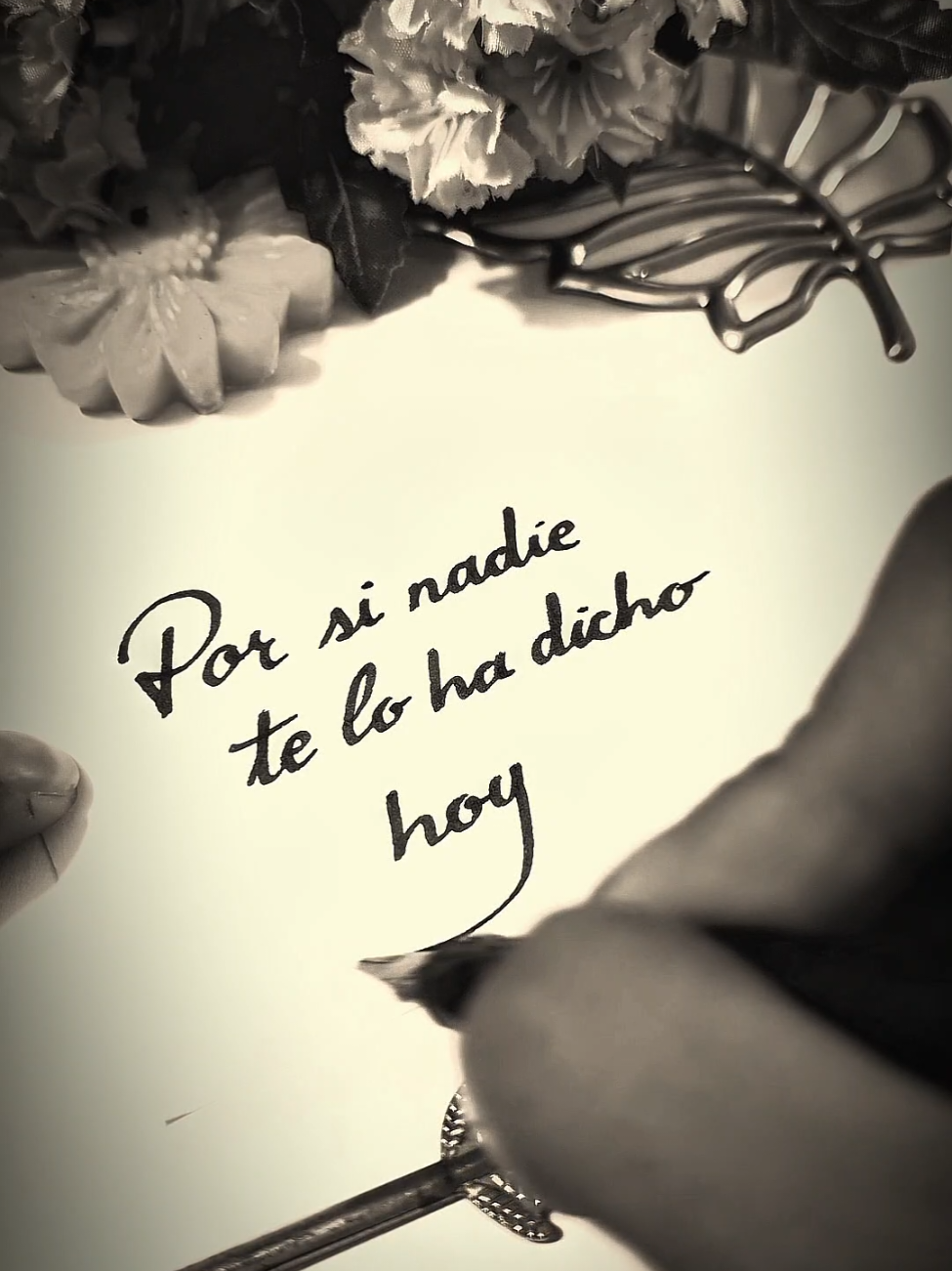 felíz dia mamitas ❤️ (si te gustan mis videos, imagínate dedicar uno totalmente personalizado para una fecha especial o esa persona especial. escribeme y cotiza el tuyo) #felizdiamama #caligrafia 