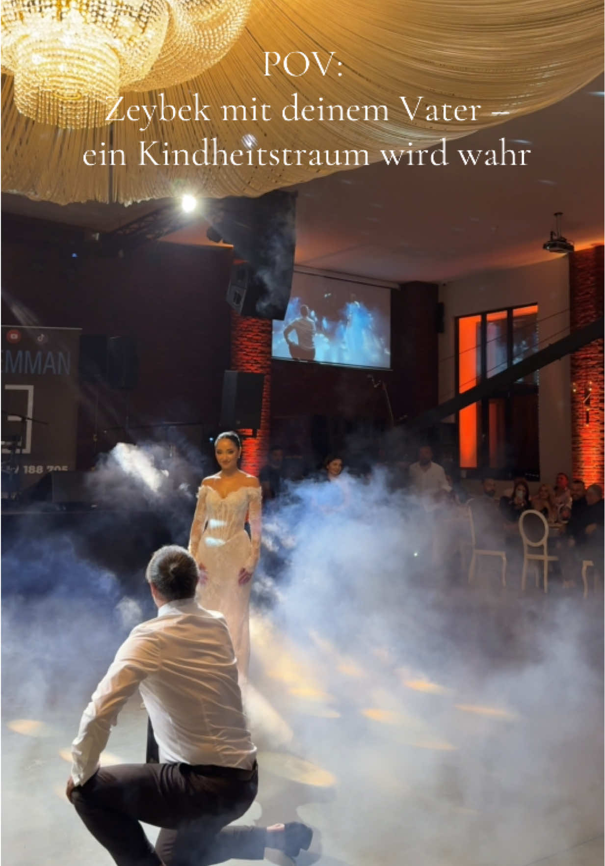 Ein unvergesslicher Moment. Als Kind träumte ich davon, mit meinem Papa Zeybek auf meiner Hochzeit zu tanzen – heute wurde dieser Traum wahr. Photo: @buushiigraphy  Location: @𝐋𝐀 𝐕𝐈𝐄  Gruppe: @GRUP EMMAN OFFICIAL  #zeybekoyunu #zeybek #turkish #turkey🇹🇷 #dügün #WeddingVibes #Hochzeitsvideo #hochzeitstag #TikTokWedding #weddingday #BrautpaarGoals #HalayTime 