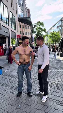 Warum läuft erster ohne t Shirt  #comedy #viral #antonakki 