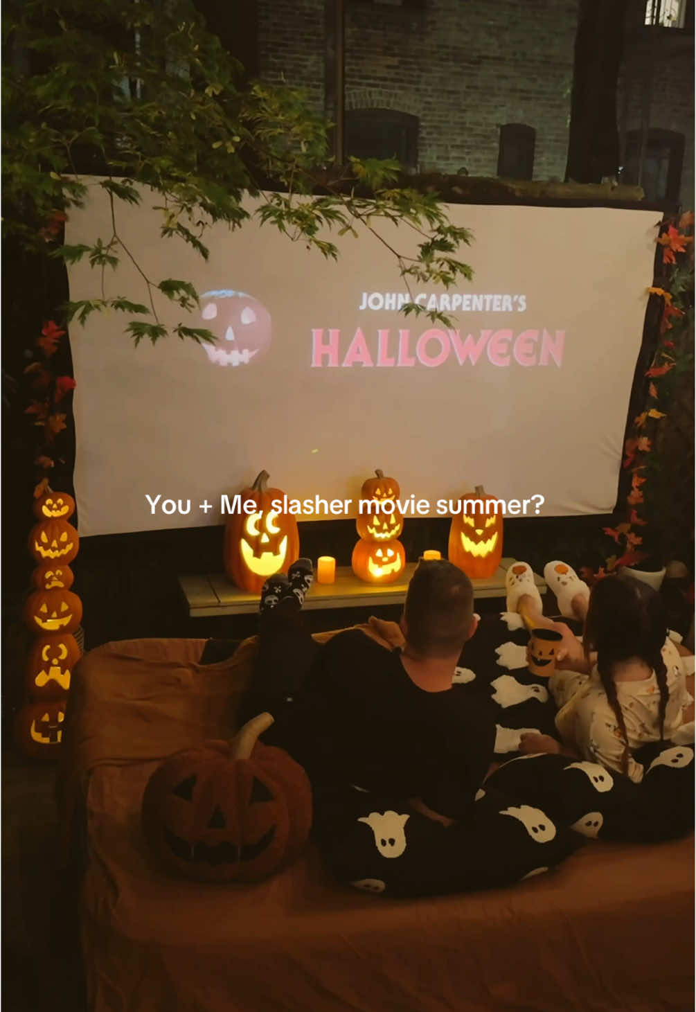 You + me, slasher movie summer? I love setting up my backyard for movie nights outside! It’s the perfect date night idea 🎃 we watched Halloween under the stars! Here’s to many more nights like this this summer! #halloweenishere #halloweendecor #datenight #datenightideas 