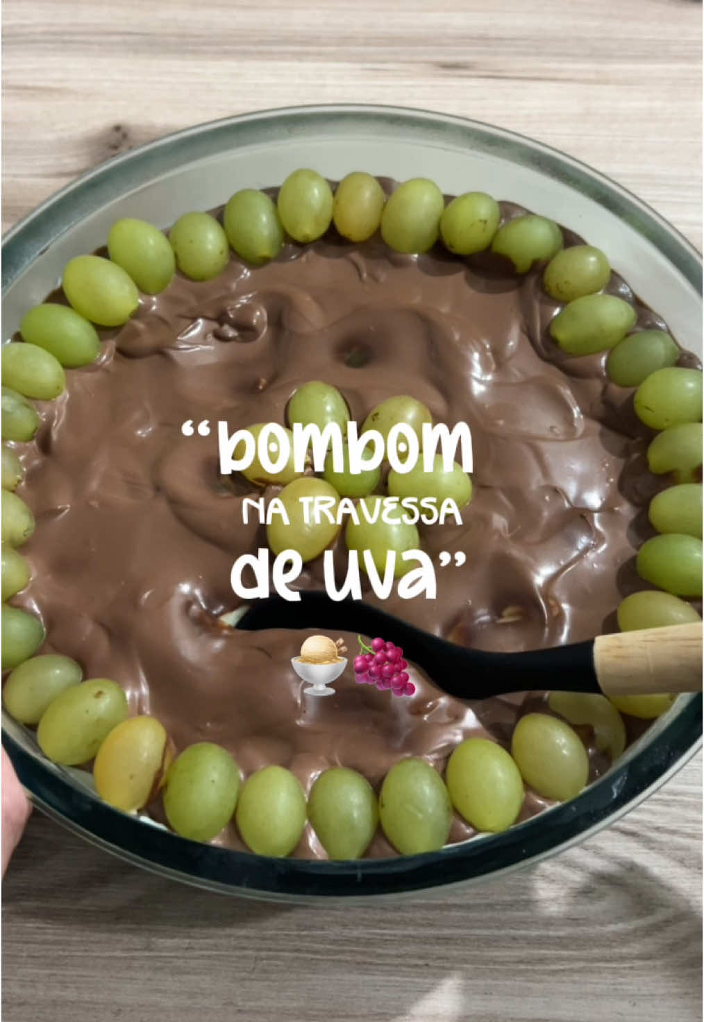 bombom de uva na travessa 🍨🍇 essa sobremesa é perfeita pra fazer no dia das mães!! 😭 ingredientes: creme branco 🍨 1 leite condensado  2 creme de leite 4 colheres de leite em pó  2 pct de uva verde sem semente  ganache 🍫: 1 barra de chocolate meio amargo  1 creme de leite  #sobremesa #bombom #uva #uvabombom #diadasmães #fy #fyp #creatorsearchinsights 