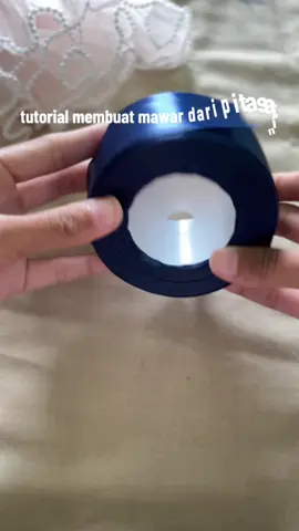 tutorial membuat mawar dari pita satin🥰#fyp #mawarpitasatin #buketestetik #foryoupage #tutorialmawarpitasatin 