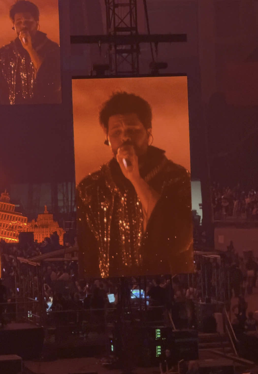 I am a changed man after hearing One of the Girls live. It’s literally my brothers fav song he was so excited 😭 #theweeknd #theweekndconcert #statefarmstadium #oneofthegirls 