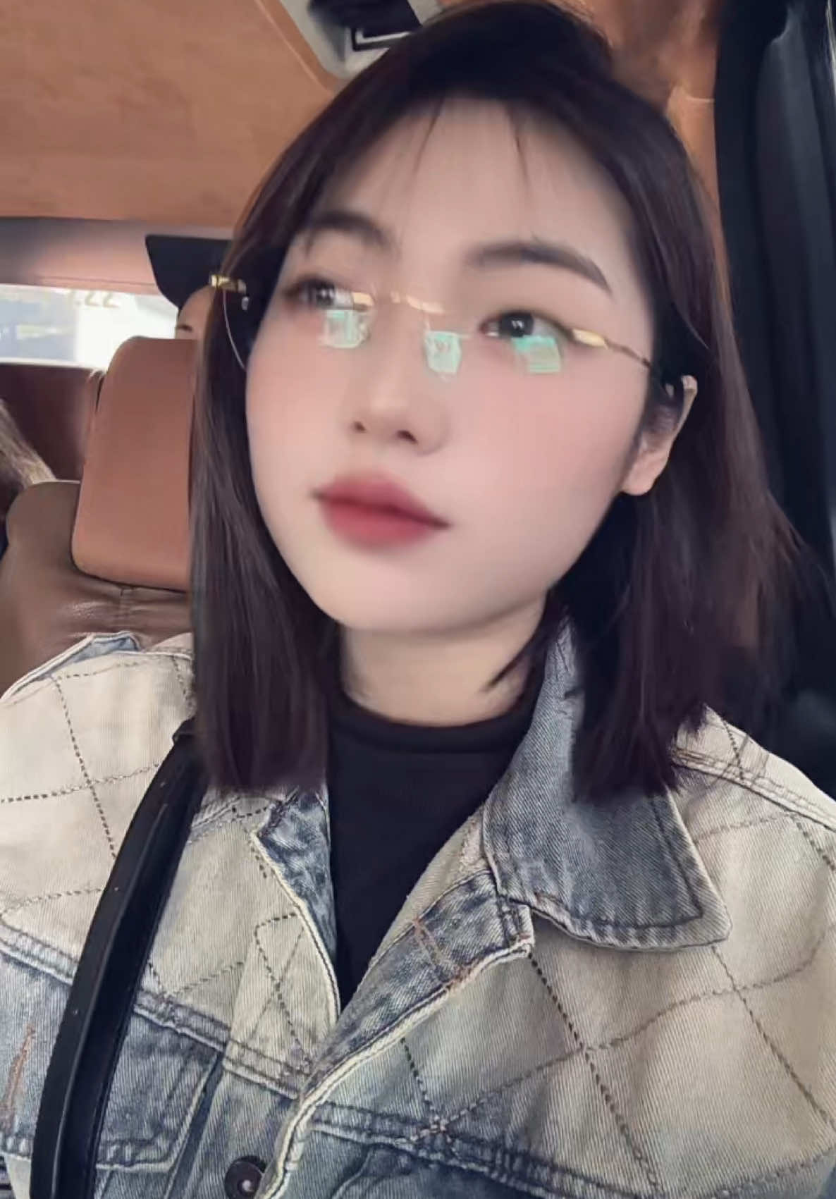 Ta đến từ hai thế giới khác nhau ,văn hoá khác nhau 🤨