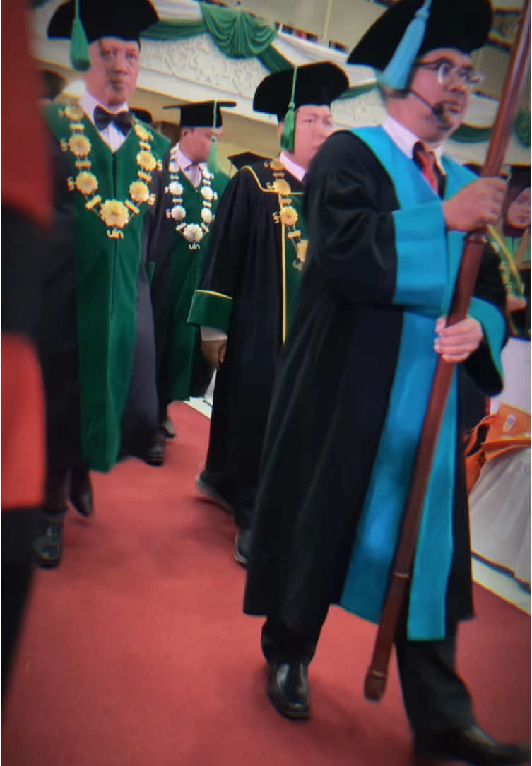 Sesakral ini harus di samakan sama wisuda SMK. Padahal yg gelar S2 atau udh doktor bahkan profesor aja belum tentu bisa jadi Rektor, guru besar dan jajarannya 🗿#wisuda #uinbandung #viral #fyp 