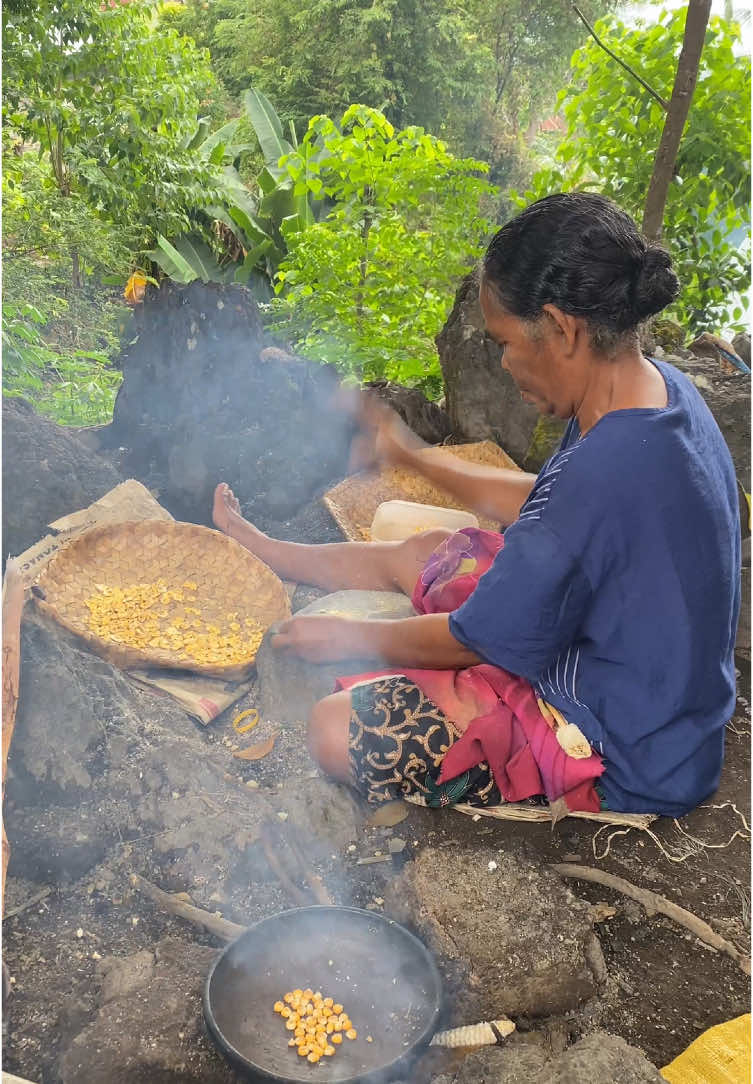 Proses pembuatan Jagung Titi, makanan khas dari tanah Adonara, Flores Timur, Nusa Tenggara Timur #ntt #flores #nttpride🏝🔥 #adonara #florestimur #masukberanda #beautifuldestinations 