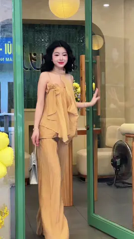 Lá thu chậm rơi e ngồi đây vẫn chờ bên hiên nhà 😊😊😊#xuhuong 