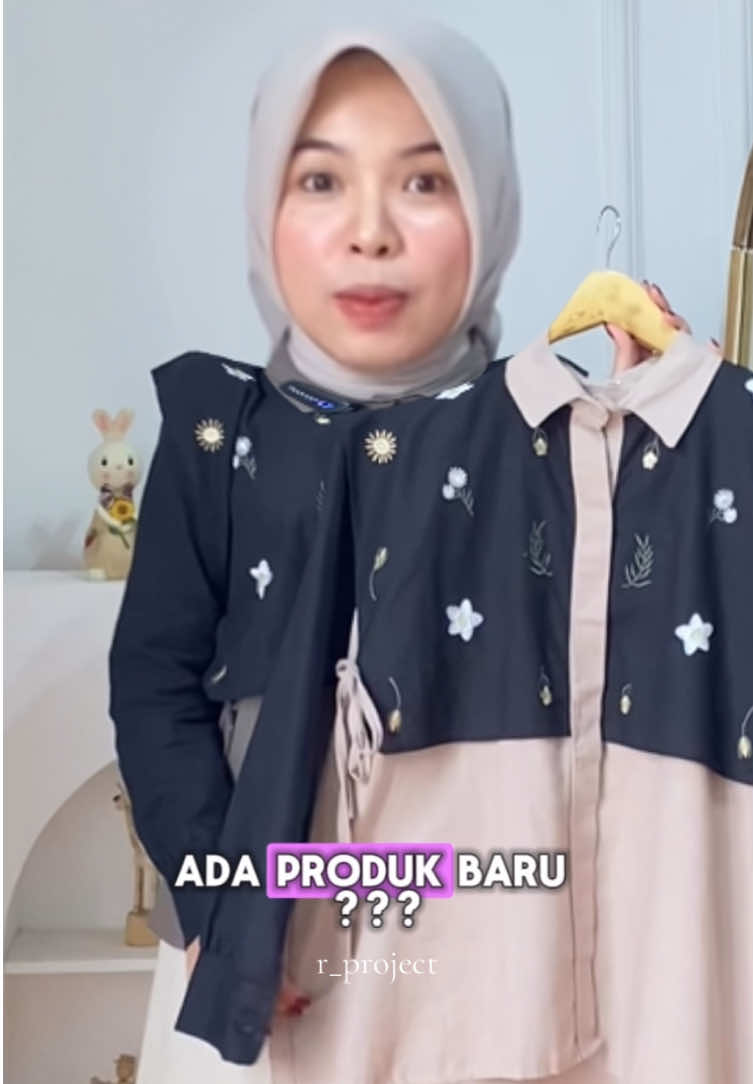NEW IN: DAIZY SHIRT! Atasan dengan sentuhan unik yang bikin kamu langsung standout tanpa usaha ekstra. Desainnya kayak layering—ada detail vest bordir yang udah nyatu langsung sama bajunya. Jadi gak perlu ribet mix & match, tinggal pakai langsung kelihatan stylish! Dari bahan linen rami yang adem, ringan, dan tetap keliatan classy. Cocok banget buat kamu yang suka look effortless tapi tetap on point. Daizy Shirt, definisi simple but make it fashion! Available now, siapa cepat dia dapat!🍓🌺