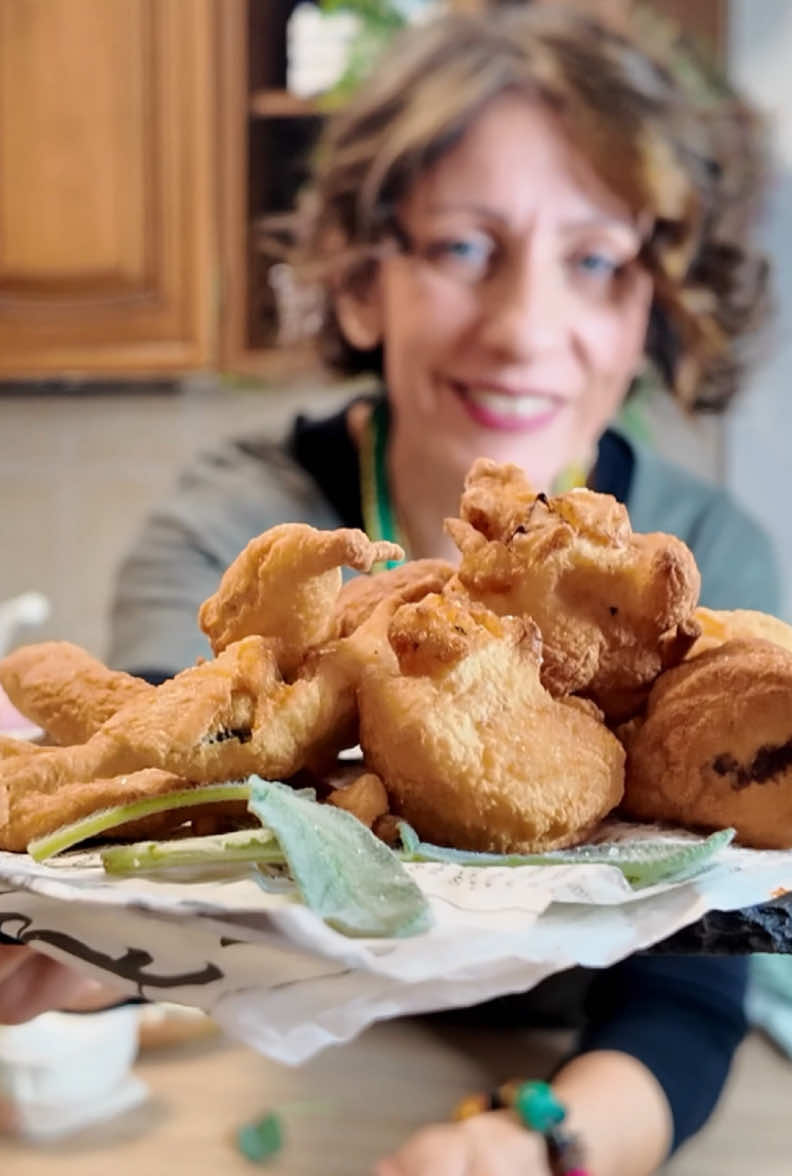 Queste sono una bomba 🤩🤩 facili facili con la mia pastella super collaudata e se in casa oltre alla salvia ti trovi altre verdure come cavolfiori, melanzane, zucchine, puoi tuffarle e friggere in olio bollente 😋😋 buon appetito! - Il mio libro “Antipasti con la pasta sfoglia” è su Amazon 🥰 - INGREDIENTI 150 ml acqua freddissima 150 g Farina 00 1 uovo grande 1 pizzico Sale 1 pizzico pepe a piacere Foglioline di salvia lavate ed asciugate  Altre verdure a piacere  #foodblogger #cibo #ricette #tuttiatavolaconcinzia #salvia #frittelle 