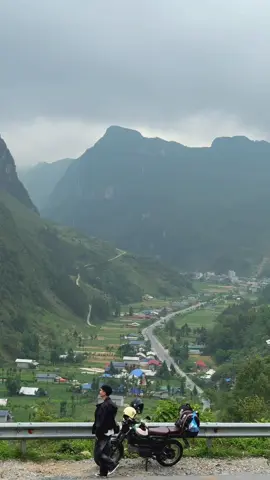 ở Hà Giang có đoạn nhìn xuống Phố Cáo phong cảnh đẹp như Châu Âu (cụ thể là Thuỵ Sĩ), con dốc mà bao du khách đã checkin vì sự thơ mộng và hùng vĩ của nó 🥰 bác nào đã từng checkin ở đây cho mình xin +1 comment nháa 😆 #fyp #hagiang #dulichvietnam #hagiangloop  #triptoursnhostel