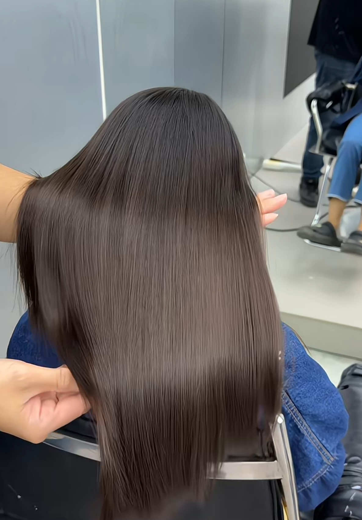 Toc khô sơ, chẻ ngọn, yếu nhiều khúc… vẫn có thể suôn mềm chỉ sau 1 lần duỗi! Công nghệ Duỗi Protein Phục Hồi Đa Tầng – giải pháp hoàn hảo cho mái tóc: 	•	Tái tạo cấu trúc tóc hư tổn do uốn – tẩy – nhuộm 	•	Làm suôn thẳng mềm mượt mà không làm tóc bị đơ hay khô cứng 	•	Phục hồi từng tầng tóc yếu, giúp tóc khỏe từ lõi đến ngọn 	•	An toàn, không hại da đầu, không làm gãy rụng#duoitunhien #duôiphonghoinuoc #duoiuoi #duoiprotein #duoitoc #duoiphuchoi 
